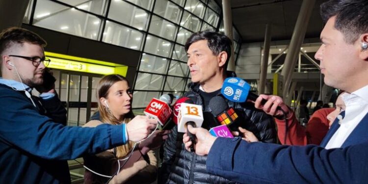 Parisi vuelve a EE.UU y acusa «ilegitimidad» en proceso constituyente