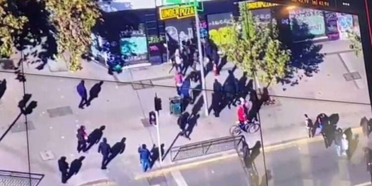 1 de mayo: Carabineros detiene a 8 personas, una de ellas los amenazó con arma de fuego