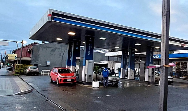 Sujetos roban en servicentro de Osorno: intimidaron con un cuchillo al personal