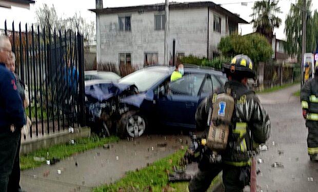Colisión vehicular dejó un lesionado y una reja de vivienda dañada en Osorno