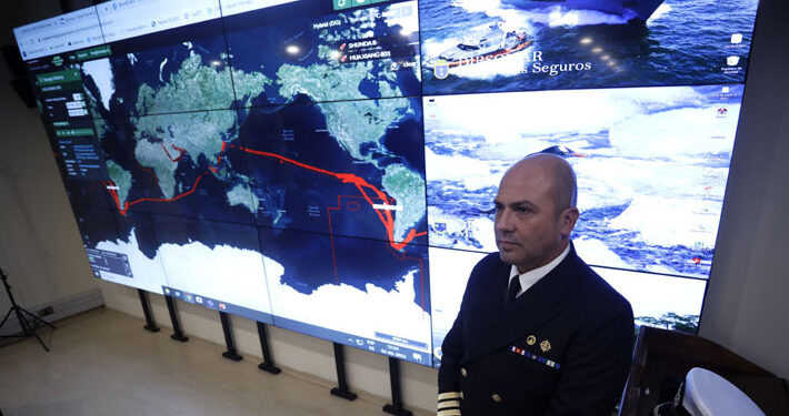 Armada y Sernapesca monitorean cerca de 450 naves de flota china que transitan por aguas nacionales