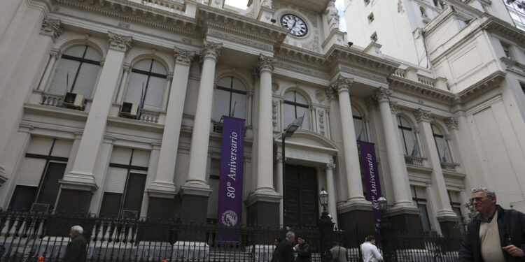 Argentina está dejando en la quiebra a su Banco Central tras lucha por evitar derrumbe de su moneda
