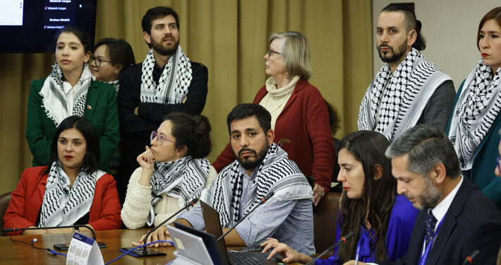 Manifestación de diputados oficialistas contra embajador israelí en Comisión de Defensa