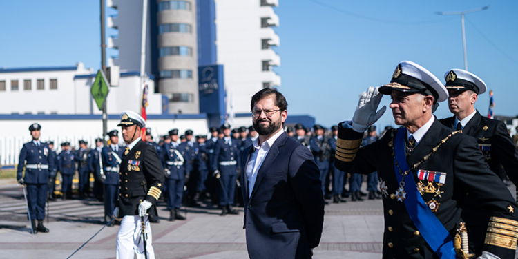 Glorias Navales: Presidente Boric dejó ofrenda floral en la Boya Esmeralda de Iquique