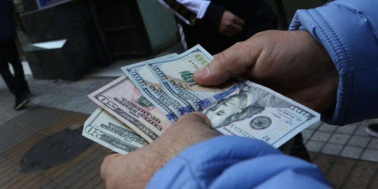 Dólar opera a la baja y apunta a poner fin a racha alcista ante recuperación del cobre