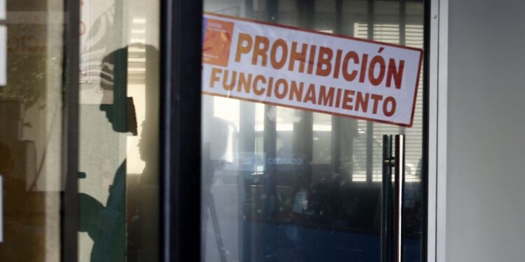 Decretan prohibición de funcionamiento a escuela de Valdivia por presencia de roedores