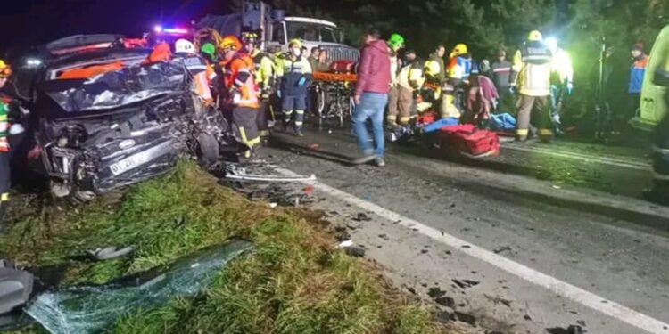 Al menos cinco personas fallecieron tras colisión de alta energía en Fresia