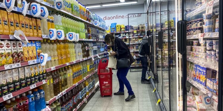 Argentina busca evitar desabastecimiento en frontera por demanda extranjera