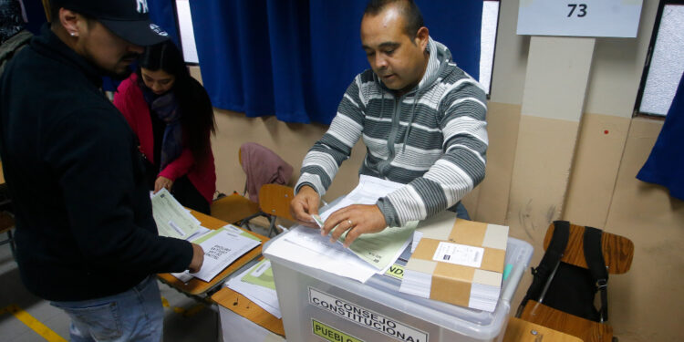 ¿Cuál es la multa por no asistir a votar en las elecciones de este domingo?