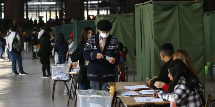 Conteo parcial del Servel deja a Republicanos liderando votaciones