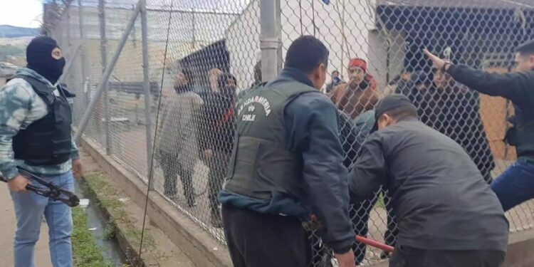 Fiscalía evalúa imputar delito de secuestro a comuneros que tomaron a gendarmes de rehenes
