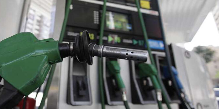 Precios de las bencinas tendrán importante baja este jueves