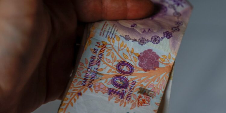 Argentina aumentará la tasa de interés y la intervención cambiaria para encarar la inflación