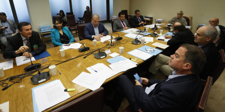 Isapres: Comisión del Senado aprobó proyecto alternativo que no rebaja planes ni devuelve cobros excesivos