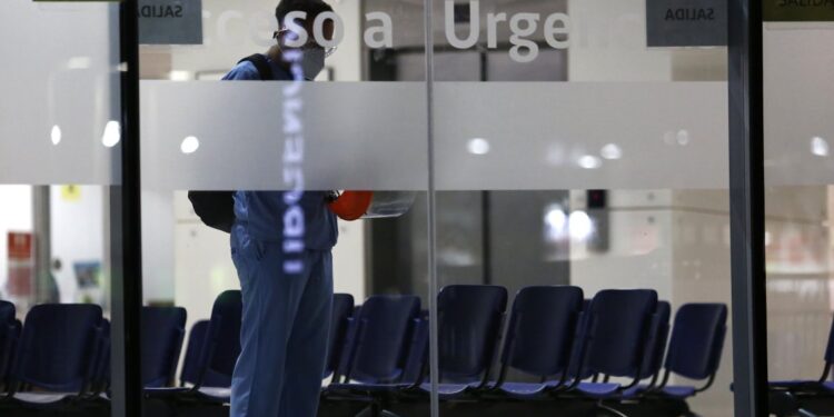 Clínicas advierten sobre posibles cierres derivados de crisis de las isapres