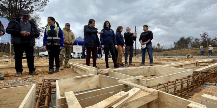 Comenzó construcción de viviendas definitivas para damnificados por incendios en Santa Juana