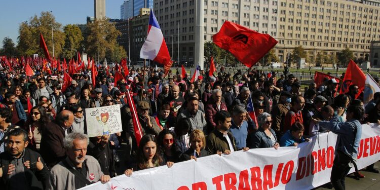 Trabajadores marchan por la Alameda en manifestación convocada por la CUT