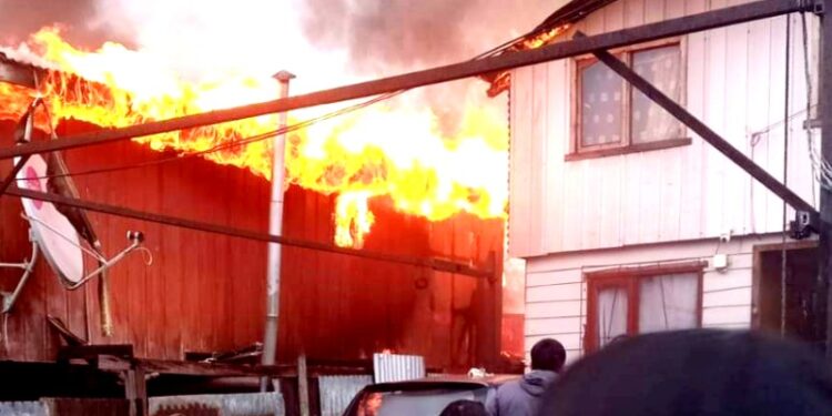 Incendio dejó una vivienda destruida y otras tres con daños en Osorno