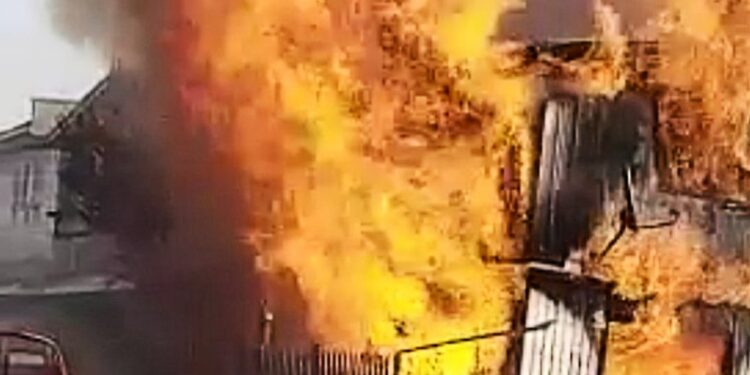 Osorno: Incendio afectó vivienda de dos pisos en población Carlos Condell