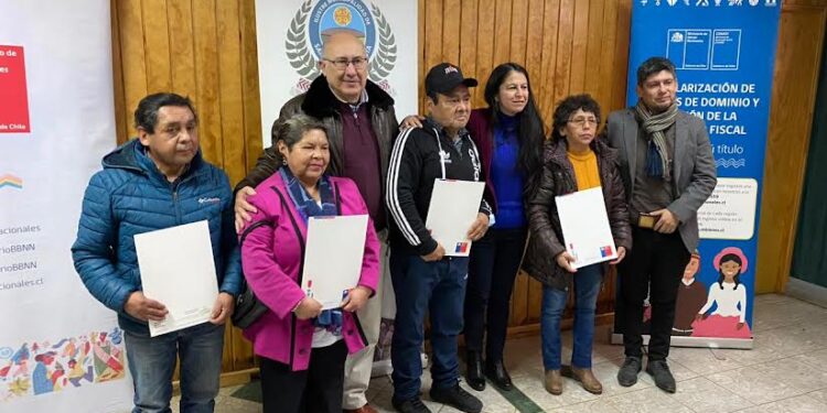 30 familias de San Juan de la Costa recibieron sus títulos de dominio