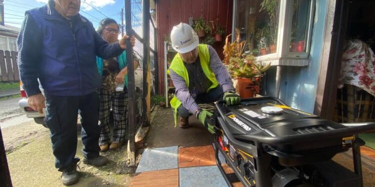 Vecinos electrodependientes de Osorno recibieron equipo generador 