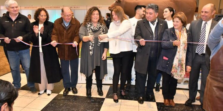 Con corte de cinta, inauguraron festival “La vaca de chocolate más grande del mundo” 