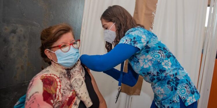 Nuevo vacunatorio contra la Influenza y Covid-19 funciona en plaza de Armas de Osorno