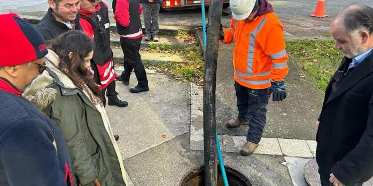 Osorno: Aguas lluvias y residuos sólidos en alcantarillado influyen en rebalses en la vía pública 