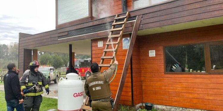 Incendio afectó entretecho de vivienda en sector rural de Río Negro