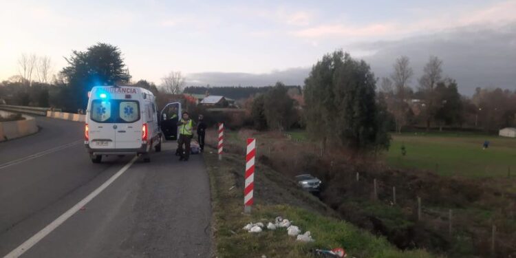 Cuatro lesionados dejó caída de vehículo a zanja en ruta U-55