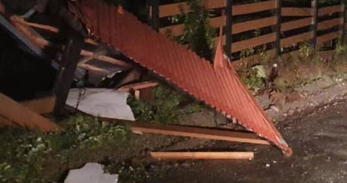 Informan caída de árboles, anegamientos y voladura de techos por vientos en región de Los Ríos y Los Lagos