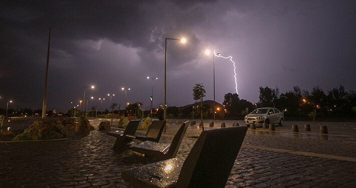 Emiten alerta por tormentas eléctricas entre esta noche y mañana: Incluye 10 regiones del país