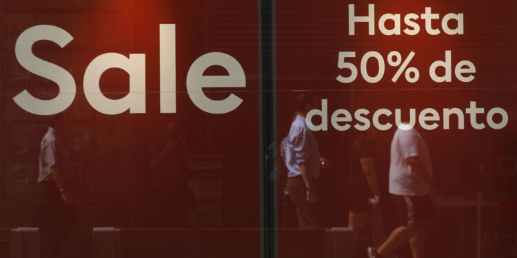 Imacec: Actividad económica nacional cayó 1,1% en abril