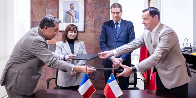 Chile y Francia acuerdan impulsar investigaciones sobre la explotación de cobre y litio