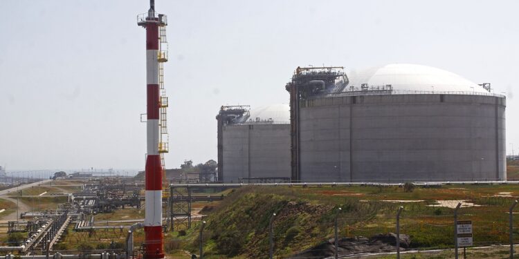 ENAP alerta posibles problemas transitorios en la distribución de bencinas