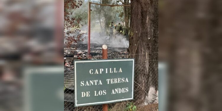 Capilla de Freire terminó completamente consumida tras ataque incendiario