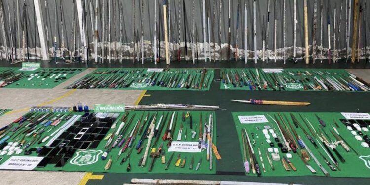 Tras 17 allanamientos masivos: Gendarmería incautó 10.929 armas blancas y 27 kilos de droga