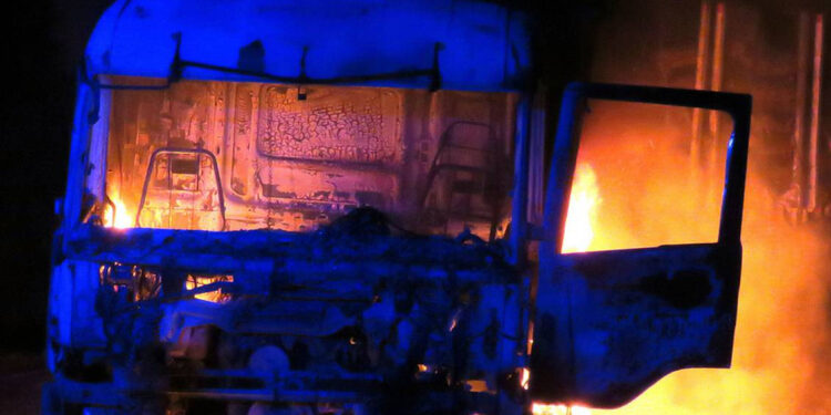 Fiscalía investiga ataque incendiario en Los Ríos: al menos 12 camiones resultaron quemados
