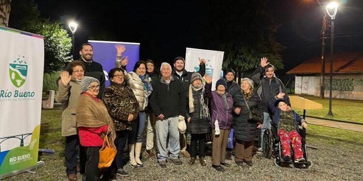 Saesa inaugura nueva iluminación en emblemática plaza de Río Bueno