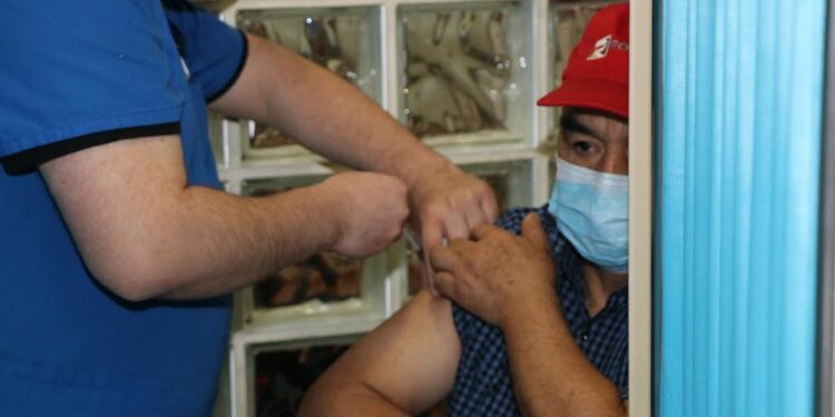 Autoridades reiteran llamado a vacunarse en puntos dispuestos en la provincia de Osorno  