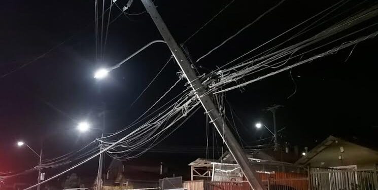 Osorno: Llaman a prevenir choques a postes del tendido eléctrico 