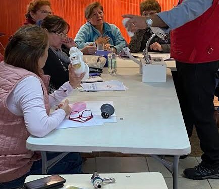 Osorninos participan en talleres de gasfitería para identificar y solucionar fugas de agua domiciliarias