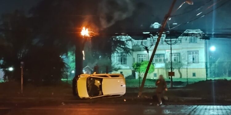 Vehículo colisionó contra poste del tendido eléctrico en sector oriente de Osorno