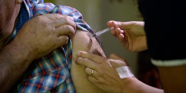 178 muertes por semana: Primera ola de Influenza golpea fuerte a adultos mayores