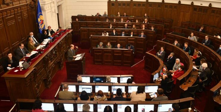 Cadem: Aprobación de Boric cae cuatro puntos y el sistema político obtiene nota promedio de 2,7