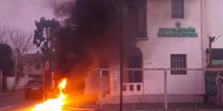 Prenden fuego afuera de sede de Revolución Democrática en comuna de Providencia