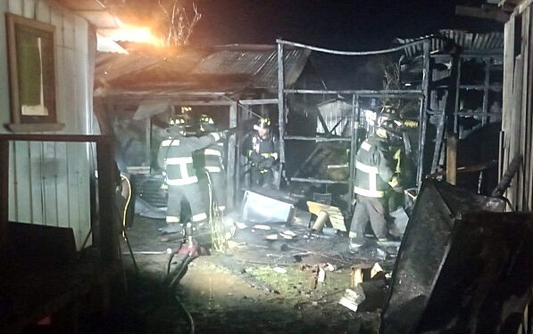 Incendio dejó tres viviendas destruidas y cuatro damnificados en Osorno