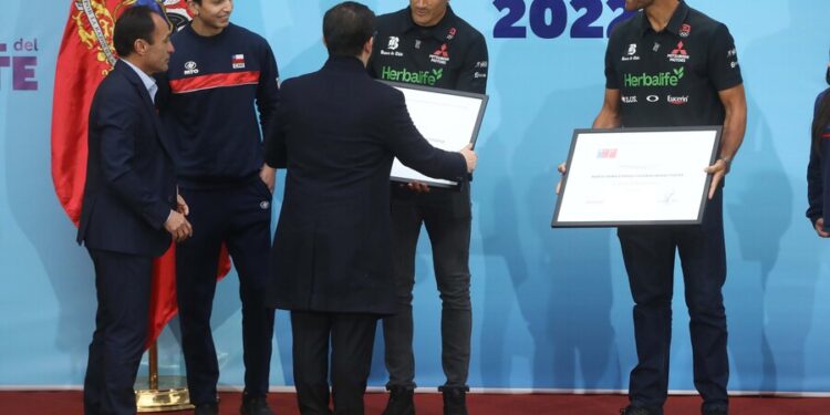 Presidente Boric entrega Premio Nacional del Deporte a los primos Grimalt