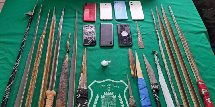 Decomisan 33 armas blancas y 12 teléfonos desde cárcel en Puerto Montt