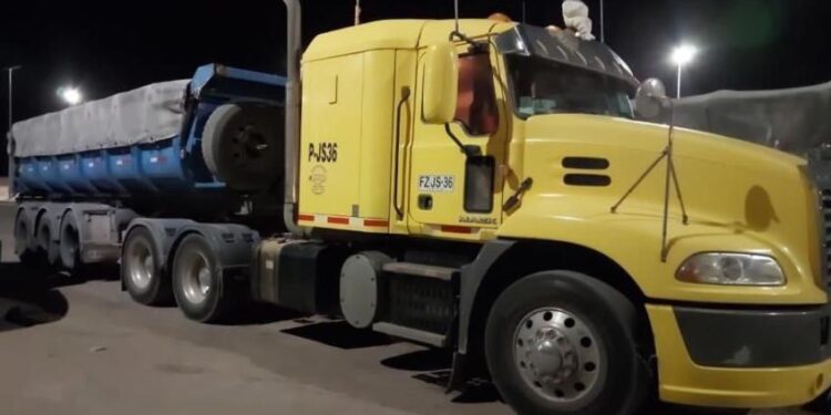 Chilenos habrían recibido llamado anónimo con el paradero de su camión en Bolivia